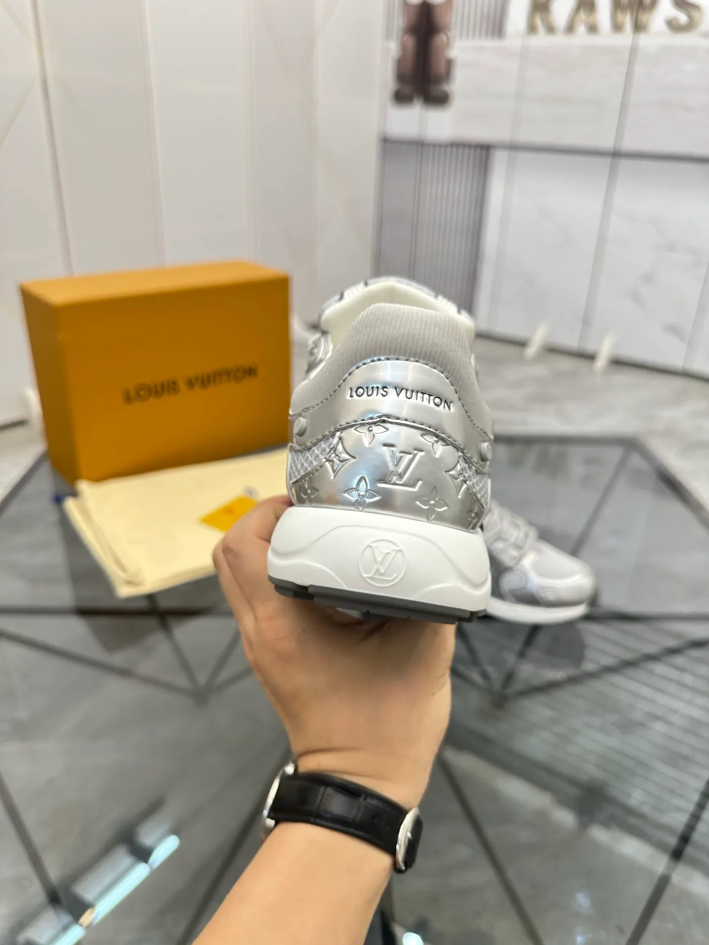 Men's shoes: 💰P660¥ Top quality Product trademark: LV* "Louis Vuitton*" low-top casual shoes Regular size: 35-44 (can be customized to 45.46) Couple style Product materials: Upper imported cowhide stitching original material, breathable lining, original outsole. Number: H218